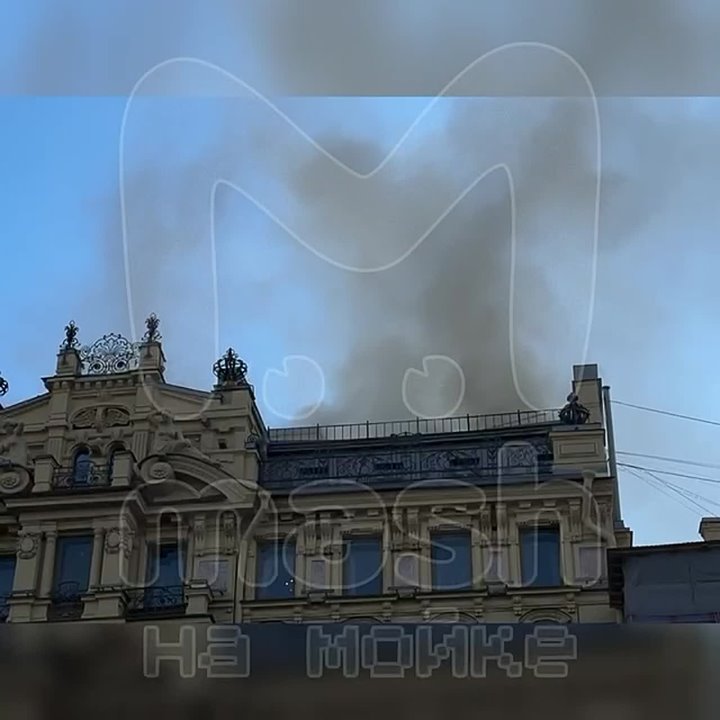 Горит квартира матери Павла Дурова в историческом доме на Невском проспекте в Петербурге — полыхающий чердак находится прямо над жильём Альбины Дуровой