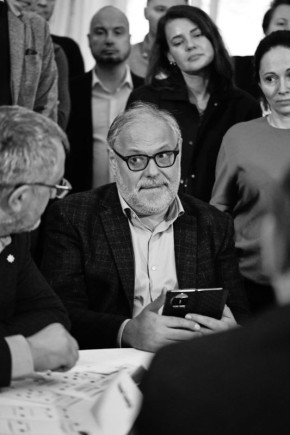 Стоял я, граждане, чуть в стороне — как человек осторожный и жизнью уже слегка потрёпанный