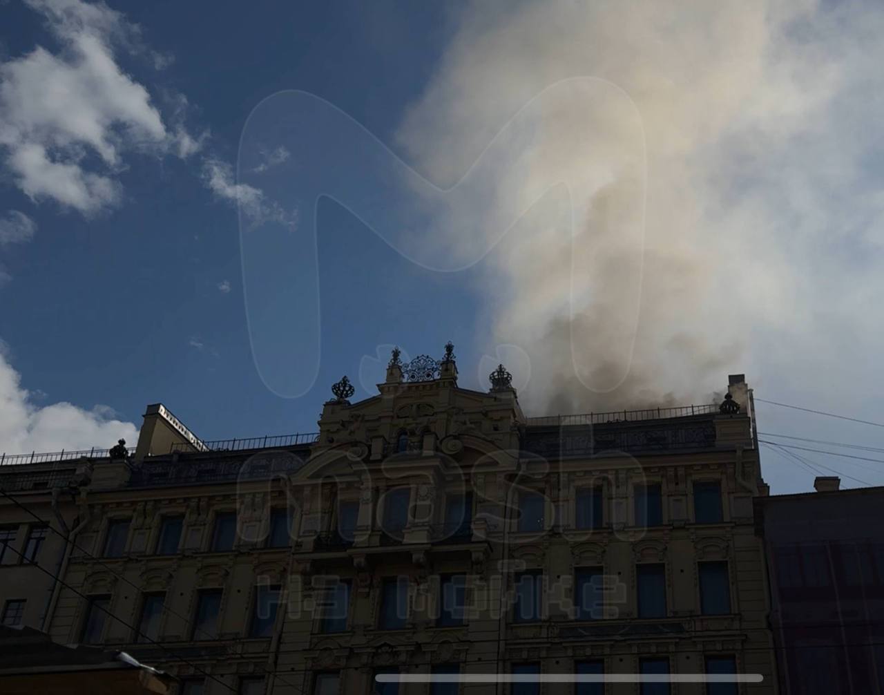 Горит квартира матери Павла Дурова в историческом доме на Невском проспекте в Петербурге — полыхающий чердак находится прямо над жильём Альбины Дуровой Горит квартира матери Павла Дурова в историческом доме на Невском проспекте в Петербурге — полыхающий чердак находится прямо над жильём Альбины Дуровой