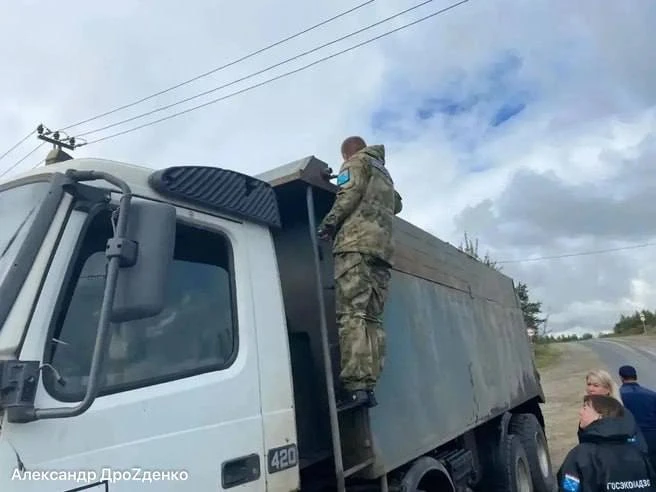Жители Ленобласти пожаловались на мусор вдоль дорог у КПО «Кингисепп» — по их словам, отходы с загруженных машин часто летят на обочины