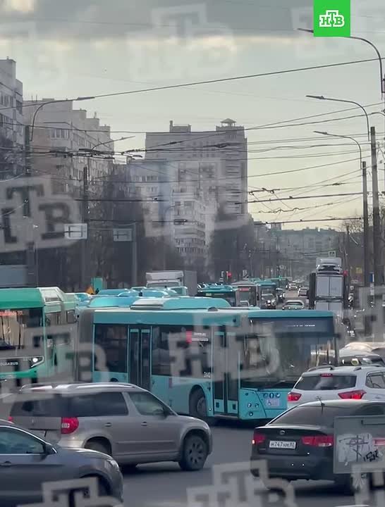 Из-за перекрытия места утреннего прорыва кипятка на проспекте Испытателей в районе метро «Пионерская» транспортный коллапс