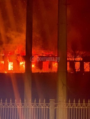 Над проспектом Обуховской обороны в районе места строительства Большого Смоленского моста валит дым