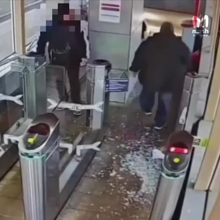 Пьяный Халк вынес створки турникета на станции в Павловске — одним лёгким движением раскрошил неугодное стекло и влетел на уголовное дело за "вандализм"