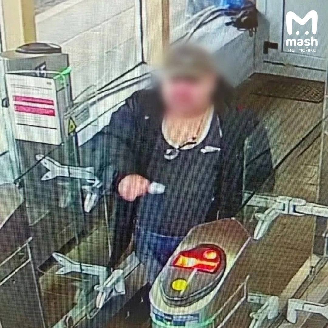 Пьяный Халк вынес створки турникета на станции в Павловске — одним лёгким движением раскрошил неугодное стекло и влетел на уголовное дело за "вандализм" Пьяный Халк вынес створки турникета на станции в Павловске — одним лёгким движением раскрошил неугодное стекло и влетел на уголовное дело за "вандализм"