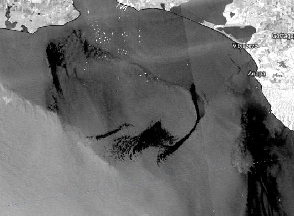 Под Анапой огромное нефтяное пятно разорвало ветром на части Под Анапой огромное нефтяное пятно разорвало ветром на части