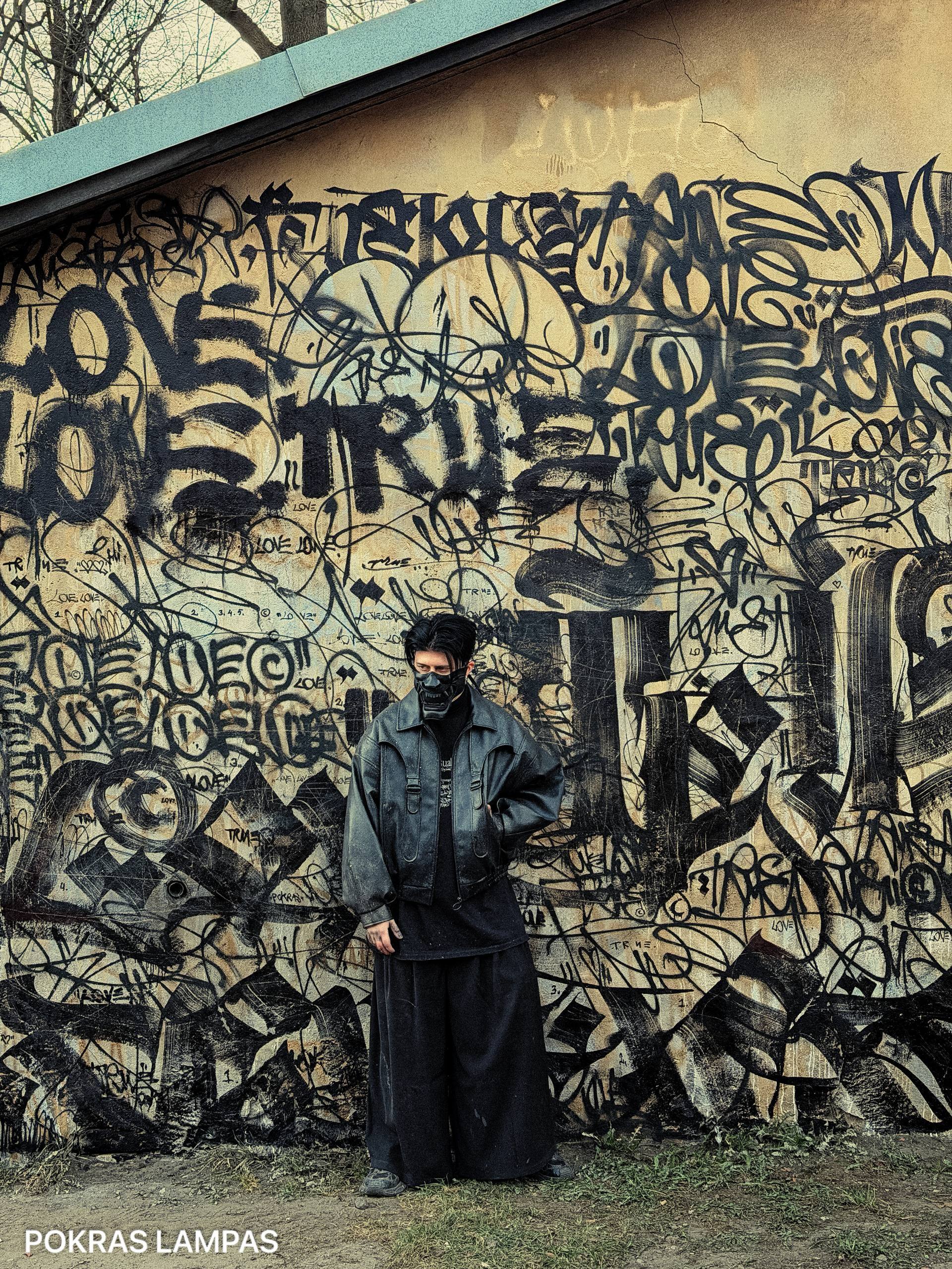 Художник-калиграфутурист Покрас Лампас расписывает стены в «Леннаучфильме»