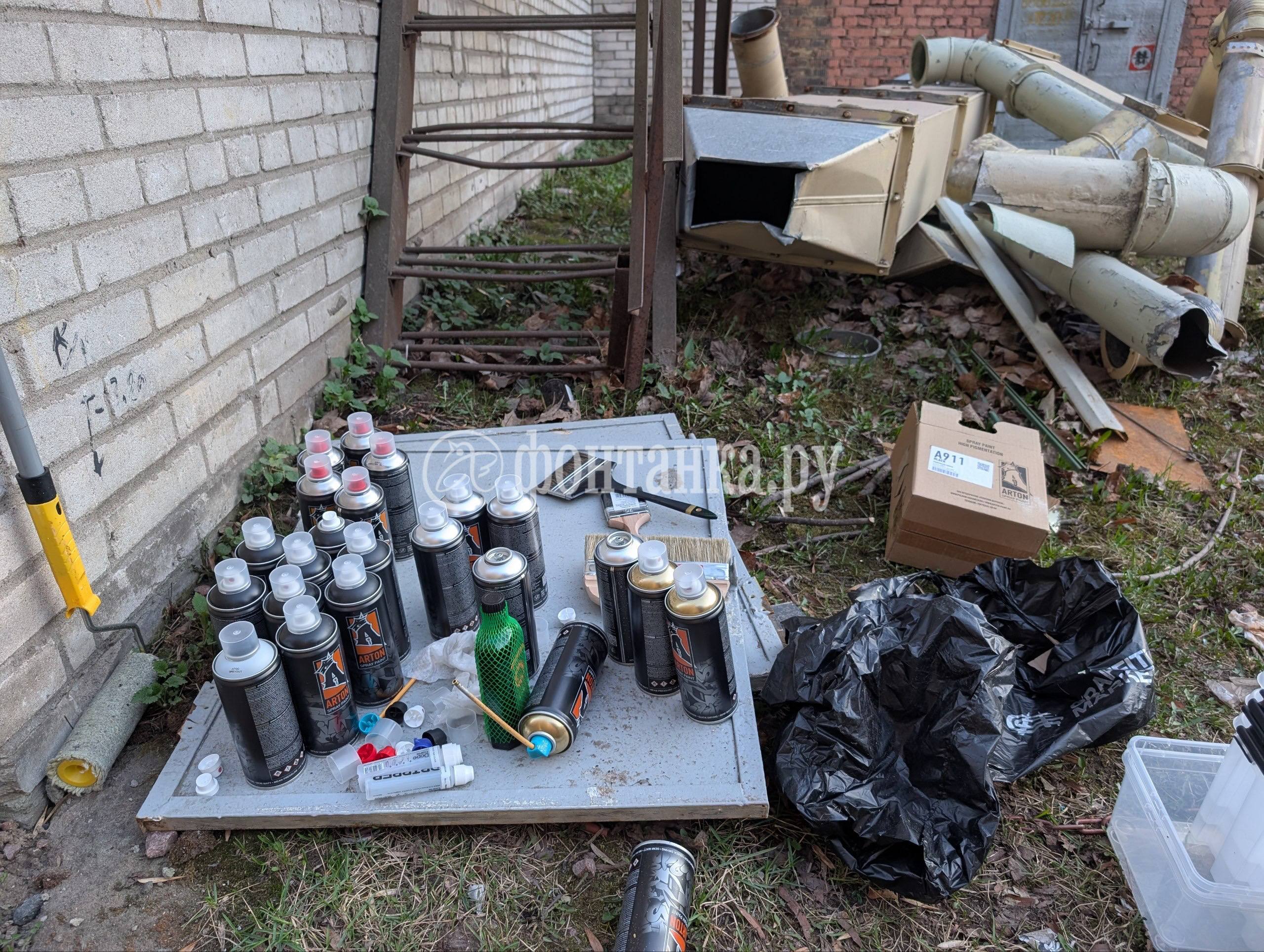 Художник-калиграфутурист Покрас Лампас расписывает стены в «Леннаучфильме» Художник-калиграфутурист Покрас Лампас расписывает стены в «Леннаучфильме»