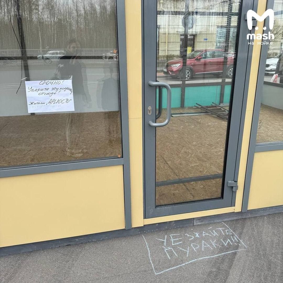 Внезапный ларёк перегородил велодорожки на Плесецкой улице Внезапный ларёк перегородил велодорожки на Плесецкой улице