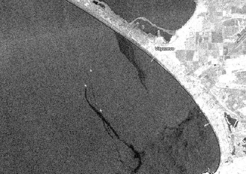 Под Анапой огромное нефтяное пятно разорвало ветром на части