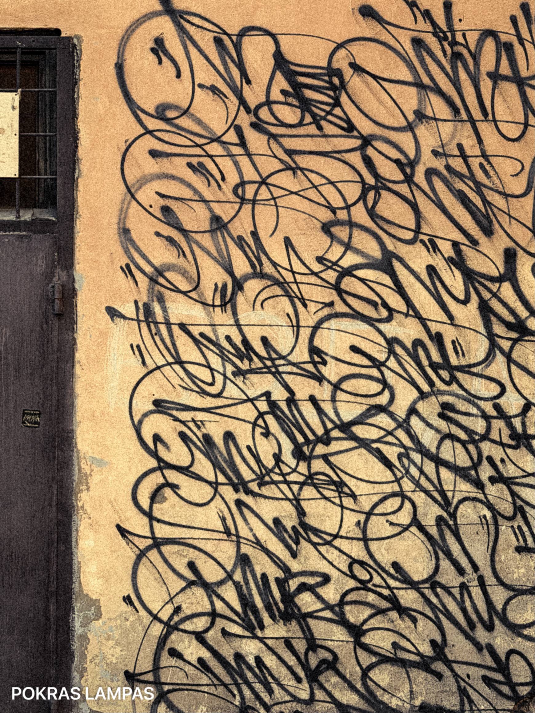 Художник-калиграфутурист Покрас Лампас расписывает стены в «Леннаучфильме» Художник-калиграфутурист Покрас Лампас расписывает стены в «Леннаучфильме»