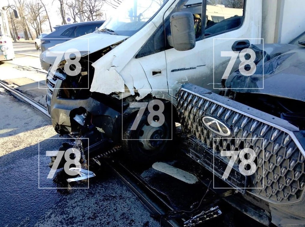 Жена вице-консула Израиля проехала на красный и разнесла две машины в центре Петербурга Жена вице-консула Израиля проехала на красный и разнесла две машины в центре Петербурга