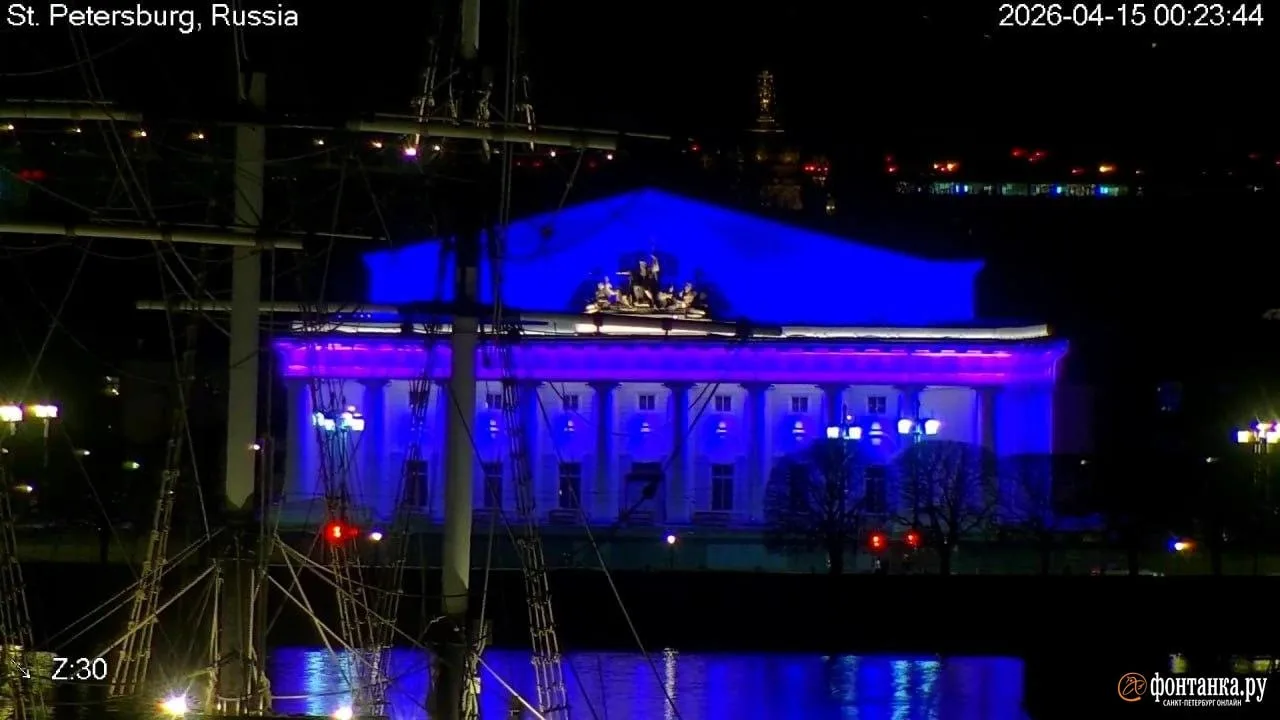 Здание Биржи накануне вечером бросилось в глаза петербуржцам необычной подсветкой Здание Биржи накануне вечером бросилось в глаза петербуржцам необычной подсветкой