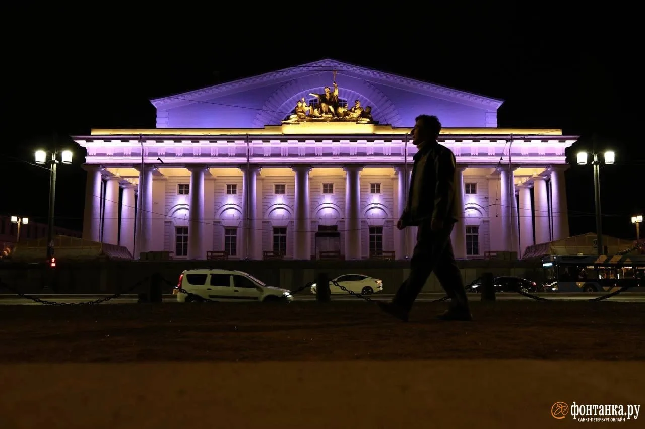 Здание Биржи накануне вечером бросилось в глаза петербуржцам необычной подсветкой Здание Биржи накануне вечером бросилось в глаза петербуржцам необычной подсветкой