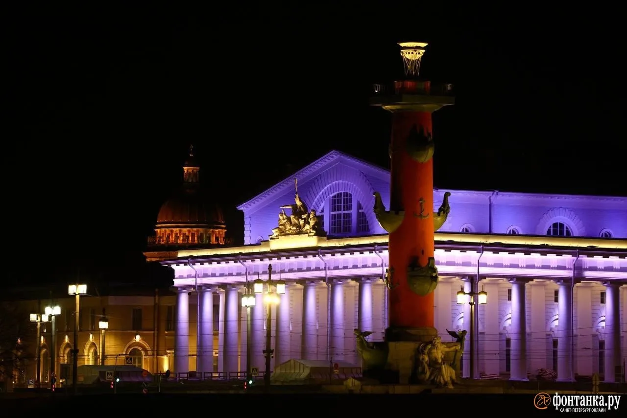 Здание Биржи накануне вечером бросилось в глаза петербуржцам необычной подсветкой Здание Биржи накануне вечером бросилось в глаза петербуржцам необычной подсветкой