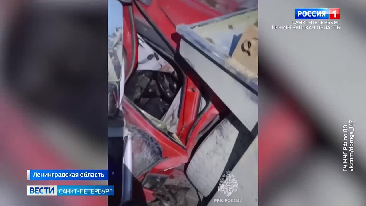 Водитель и пассажир микроавтобуса погибли в ДТП с грузовиком на трассе "Нарва"