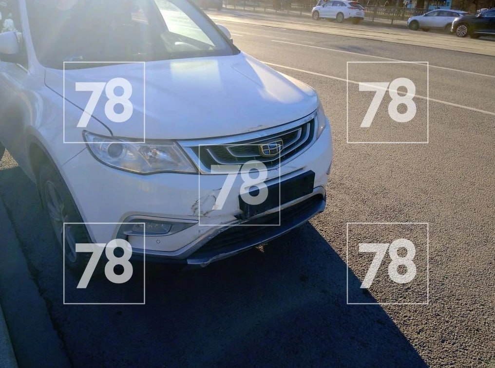 Жена вице-консула Израиля проехала на красный и разнесла две машины в центре Петербурга Жена вице-консула Израиля проехала на красный и разнесла две машины в центре Петербурга