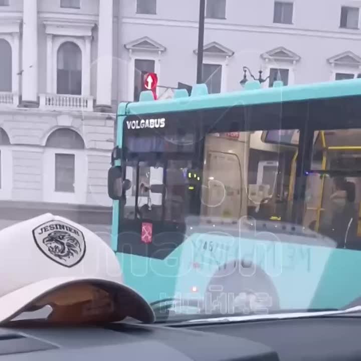 Перерыв на передых устроил водитель лазурного прямо во время работы — решил не ждать конца маршрута и вайбово пыхтел сигаретки, игноря замечания пассажиров