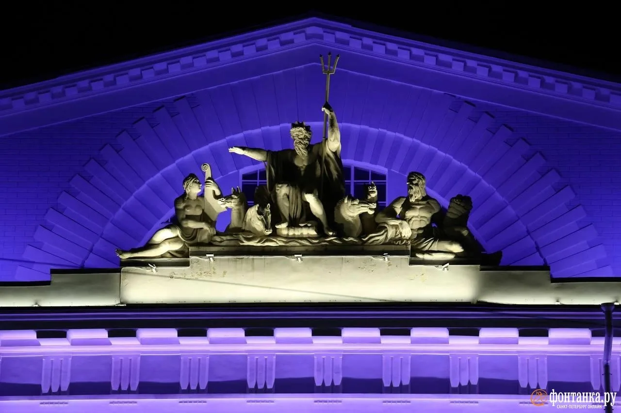 Здание Биржи накануне вечером бросилось в глаза петербуржцам необычной подсветкой Здание Биржи накануне вечером бросилось в глаза петербуржцам необычной подсветкой