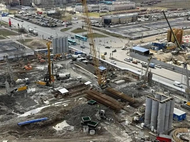 На стройплощадке «Каменки» заметили оптимистичное — подготовительные работы к продолжению фиолетовой линии