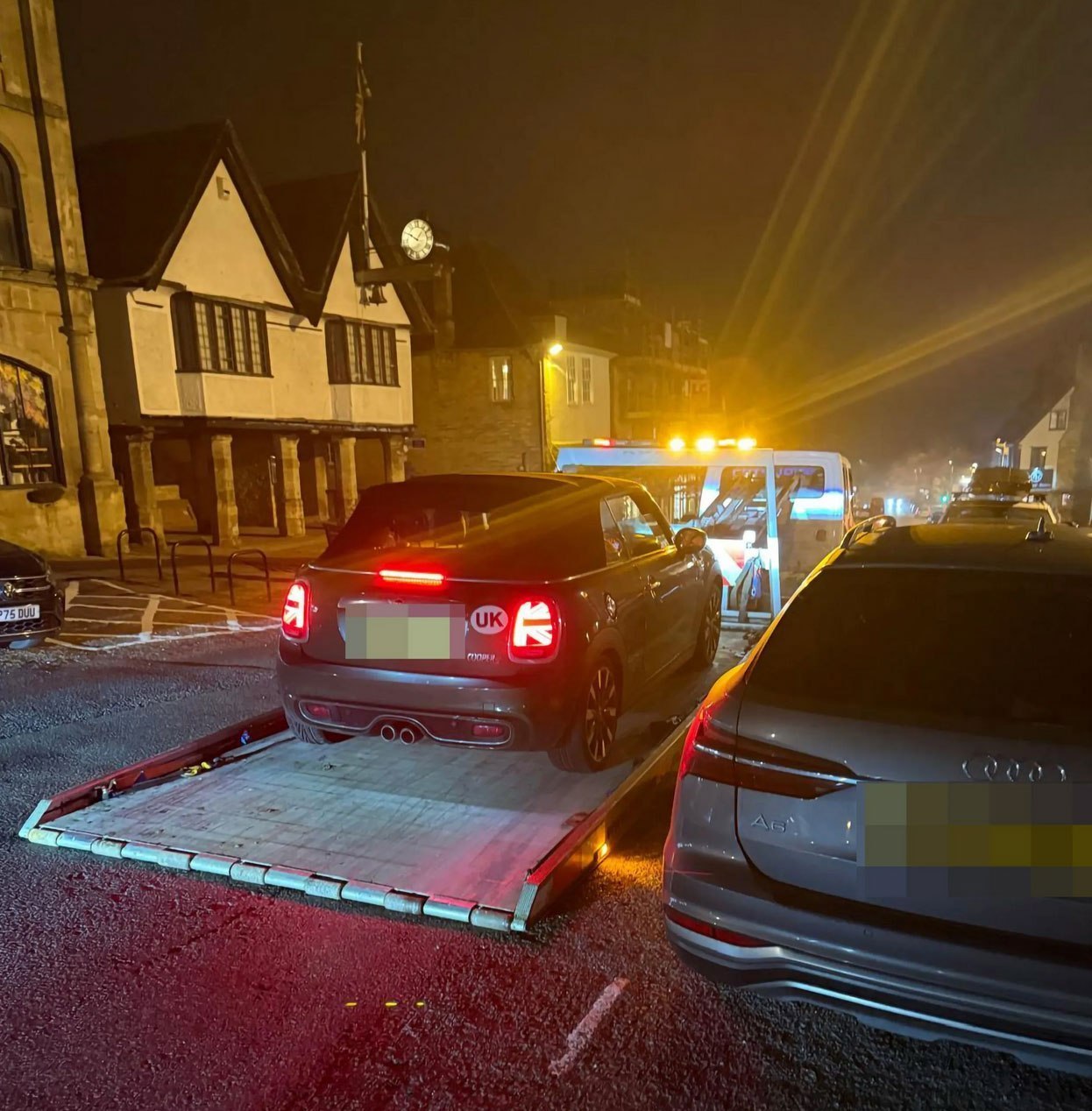 Королевство плохих дорог: Британский министр провалился под землю вместе с автомобилем