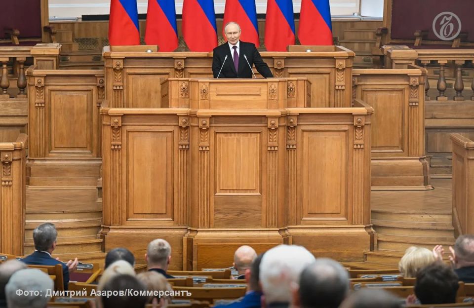 Место за президентом, который должен был вот-вот появиться в зале, было, конечно, козырным