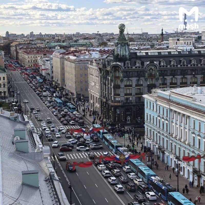 В центре Питера сегодня очень и очень напряжённо — пробки сковали главные дороги