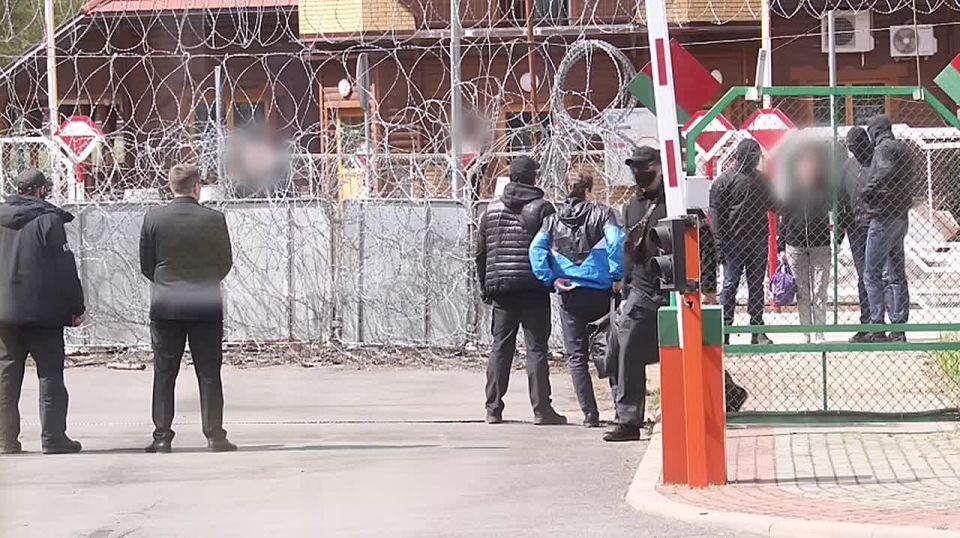 ФСБ показала видео обмена Александра Бутягина и супруги российского военнослужащего на двух кадровых офицеров молдавской спецслужбы