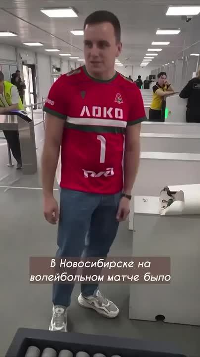 Олег Царёв: В Новосибирске семью с ребёнком не пустили на волейбольный матч «Локомотив — Зенит» из-за… сине-жёлтого мяча на плакате, который нарисовала девочка