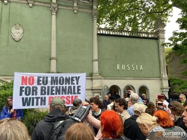 Россия вопреки протестам открыла свой павильон в Венеции Россия вопреки протестам открыла свой павильон в Венеции