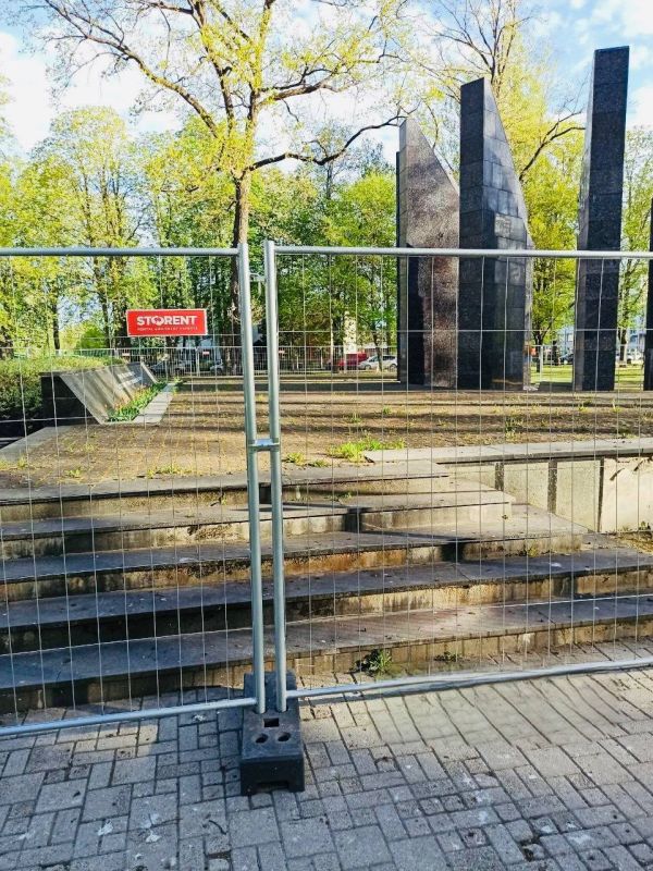 Трусость 80-го уровня: в Латвии Вечный огонь обнесли забором
