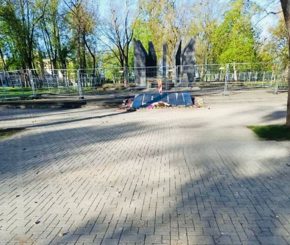 Трусость 80-го уровня: в Латвии Вечный огонь обнесли забором Трусость 80-го уровня: в Латвии Вечный огонь обнесли забором