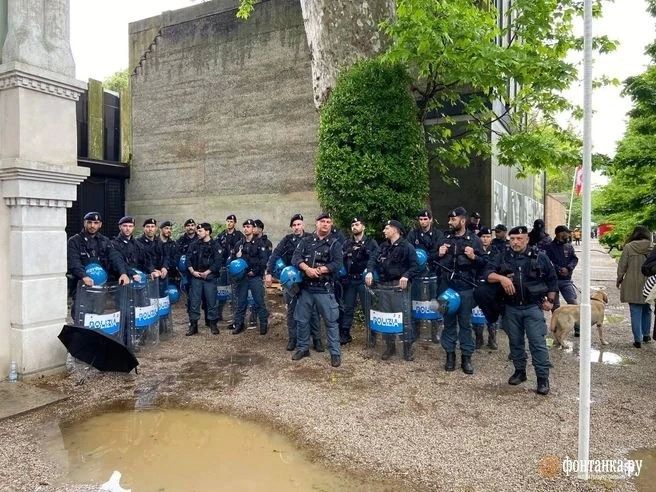 Россия вопреки протестам открыла свой павильон в Венеции Россия вопреки протестам открыла свой павильон в Венеции