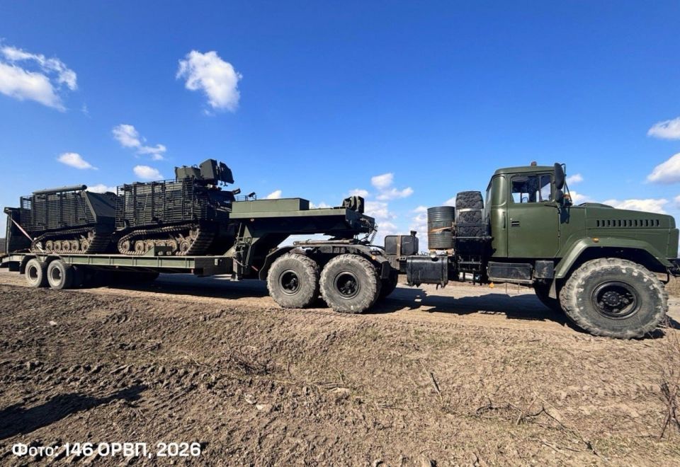 На кадрах — седельный тягач КрАЗ-6446 146-го ремонтно-восстановительного полка ВСУ перевозит на полуприцепе вездеход Warthog
