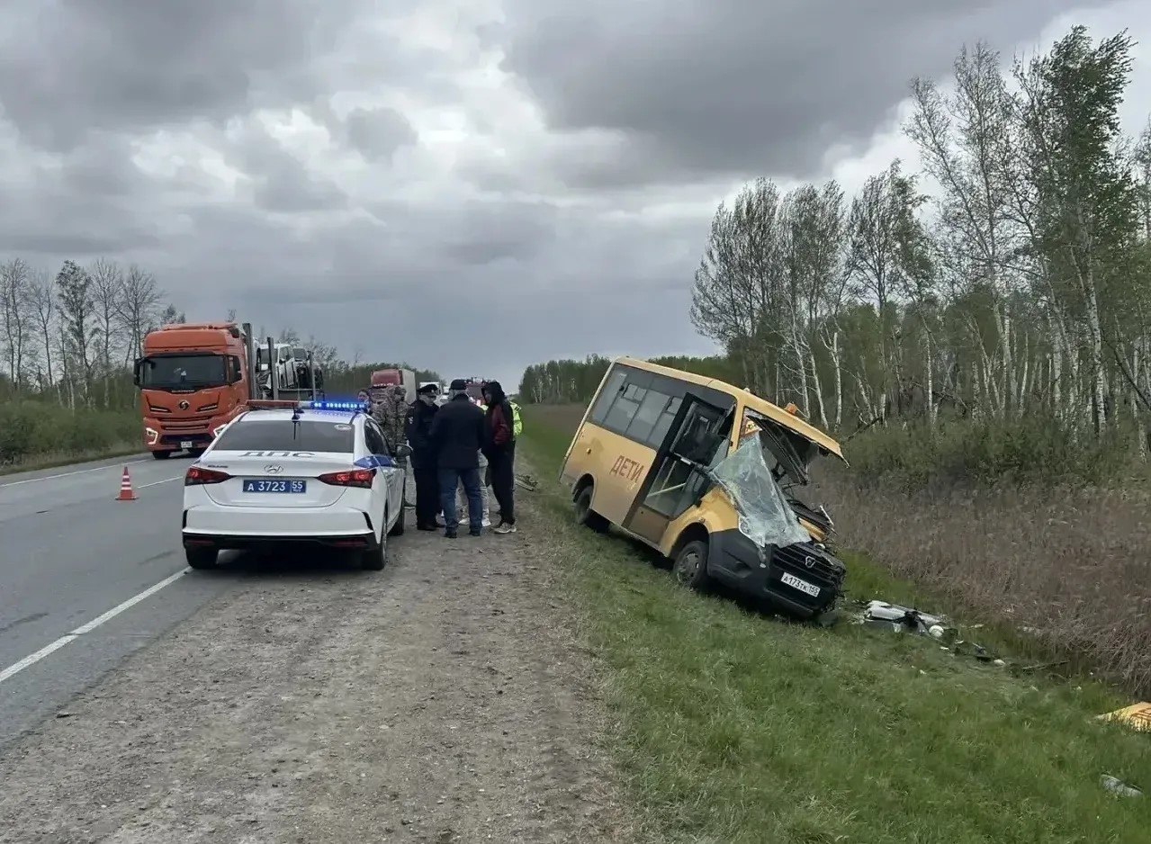 Автобус с детьми столкнулся с фурой в Омской области