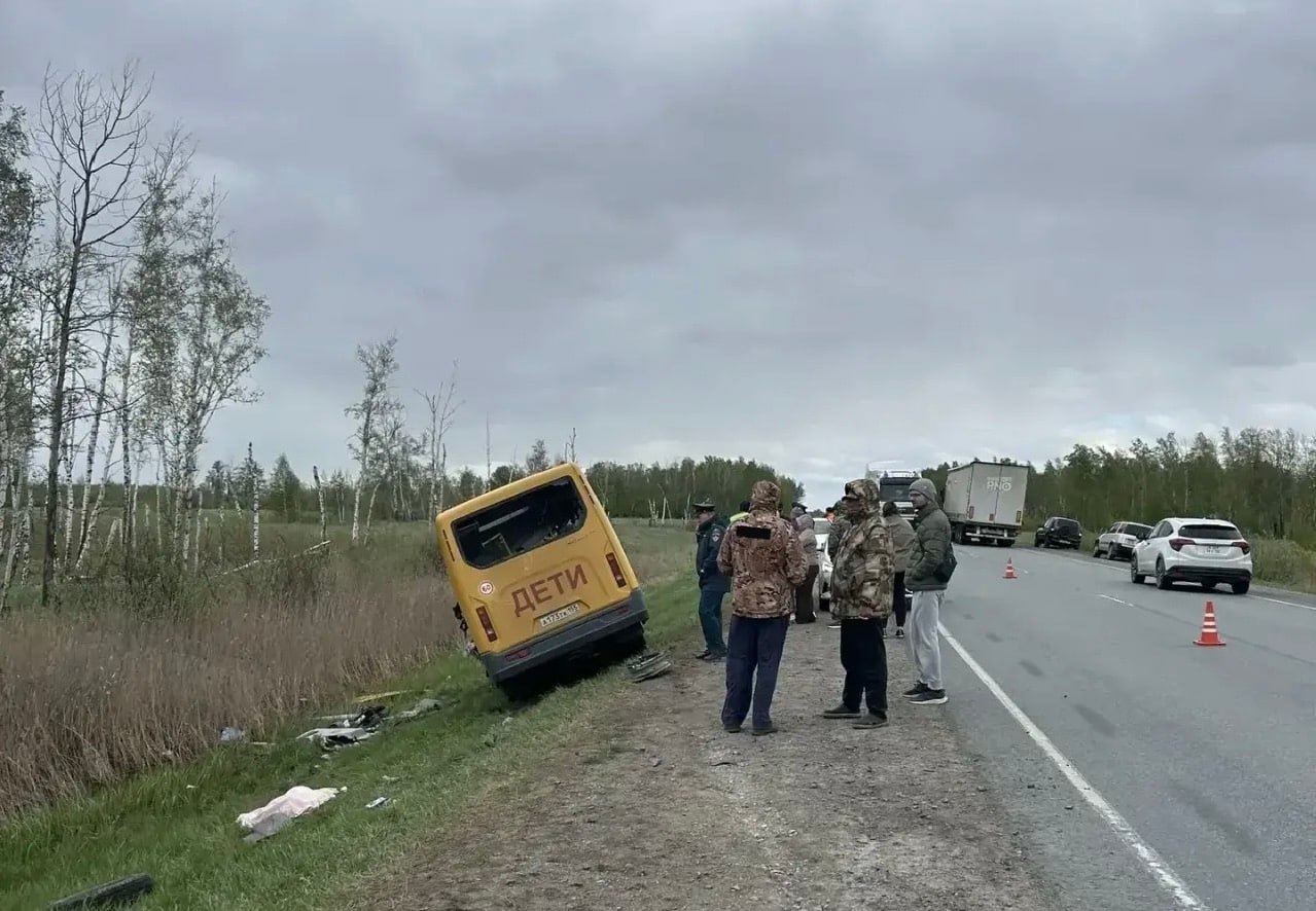 Автобус с детьми столкнулся с фурой в Омской области Автобус с детьми столкнулся с фурой в Омской области