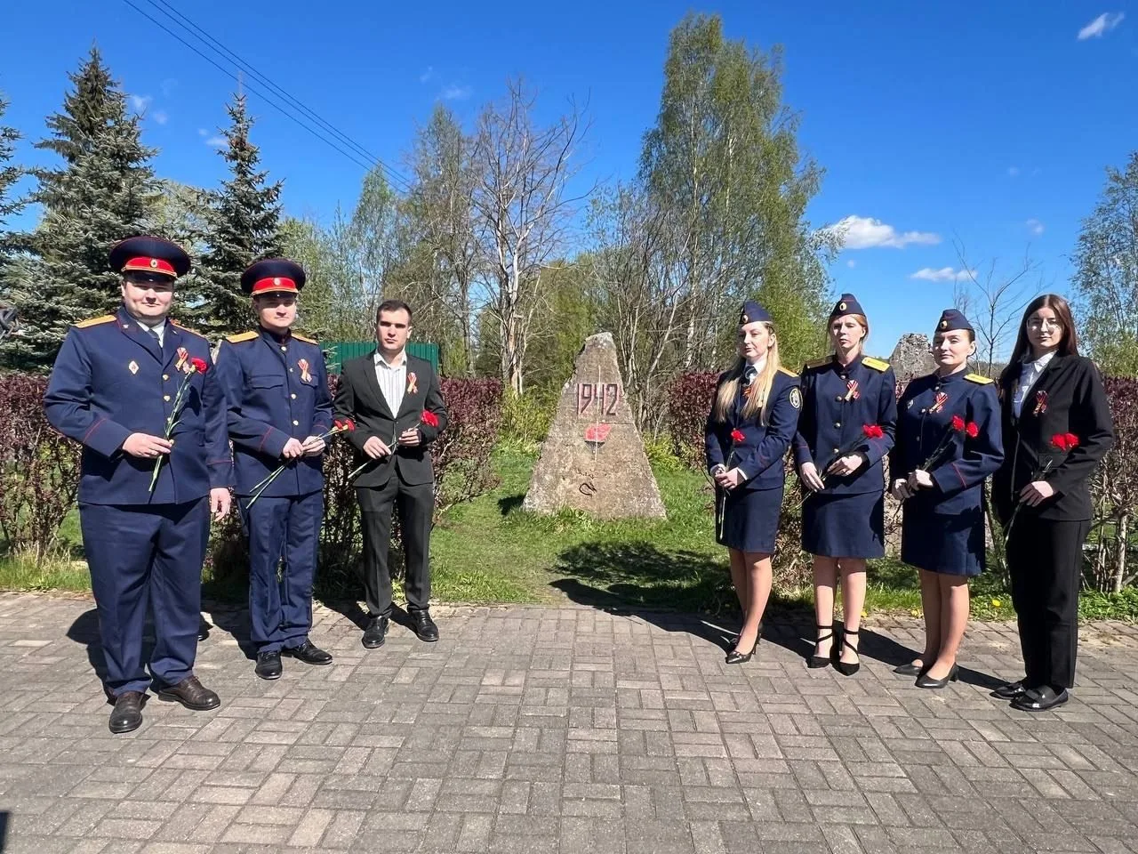 Сотрудники следственного отдела по городу Всеволожску поздравили 98-летнего ветерана Владимира Ивановича Чижова с Днём Победы Сотрудники следственного отдела по городу Всеволожску поздравили 98-летнего ветерана Владимира Ивановича Чижова с Днём Победы