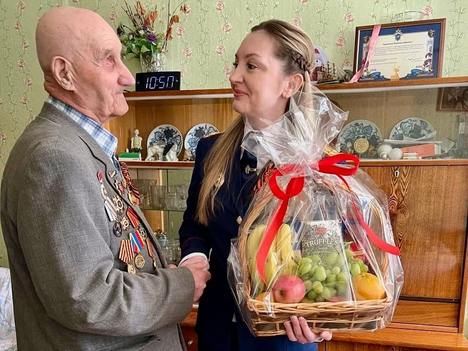 Сотрудники следственного отдела по городу Всеволожску поздравили 98-летнего ветерана Владимира Ивановича Чижова с Днём Победы Сотрудники следственного отдела по городу Всеволожску поздравили 98-летнего ветерана Владимира Ивановича Чижова с Днём Победы