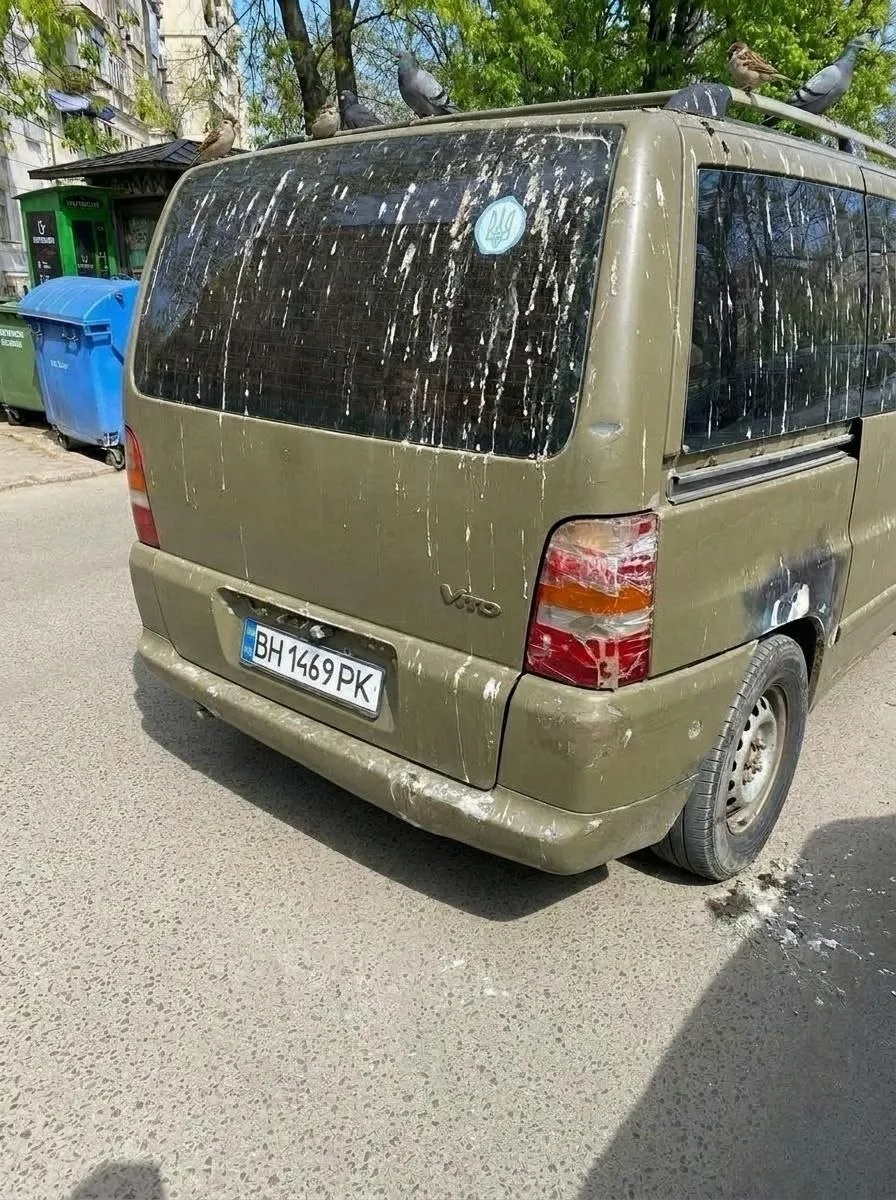 Автобус ТЦК оказался под массированной атакой одесских голубей Автобус ТЦК оказался под массированной атакой одесских голубей