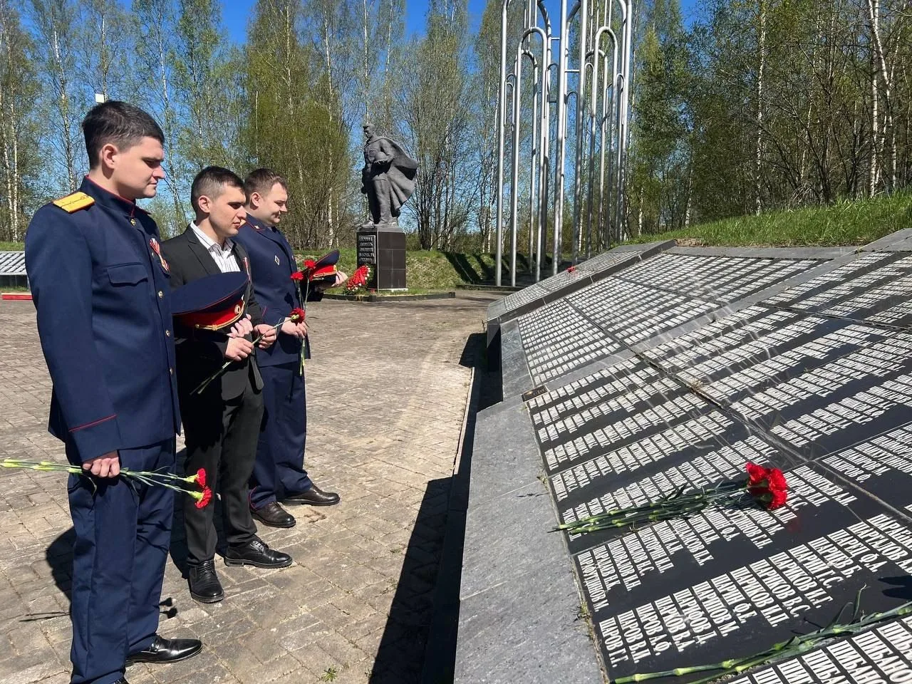 Сотрудники следственного отдела по городу Всеволожску поздравили 98-летнего ветерана Владимира Ивановича Чижова с Днём Победы Сотрудники следственного отдела по городу Всеволожску поздравили 98-летнего ветерана Владимира Ивановича Чижова с Днём Победы