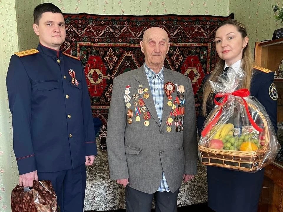 Сотрудники следственного отдела по городу Всеволожску поздравили 98-летнего ветерана Владимира Ивановича Чижова с Днём Победы Сотрудники следственного отдела по городу Всеволожску поздравили 98-летнего ветерана Владимира Ивановича Чижова с Днём Победы