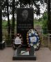 «Простите нас за него»: В День Победы к могиле деда Зеленского принесли цветы и венки