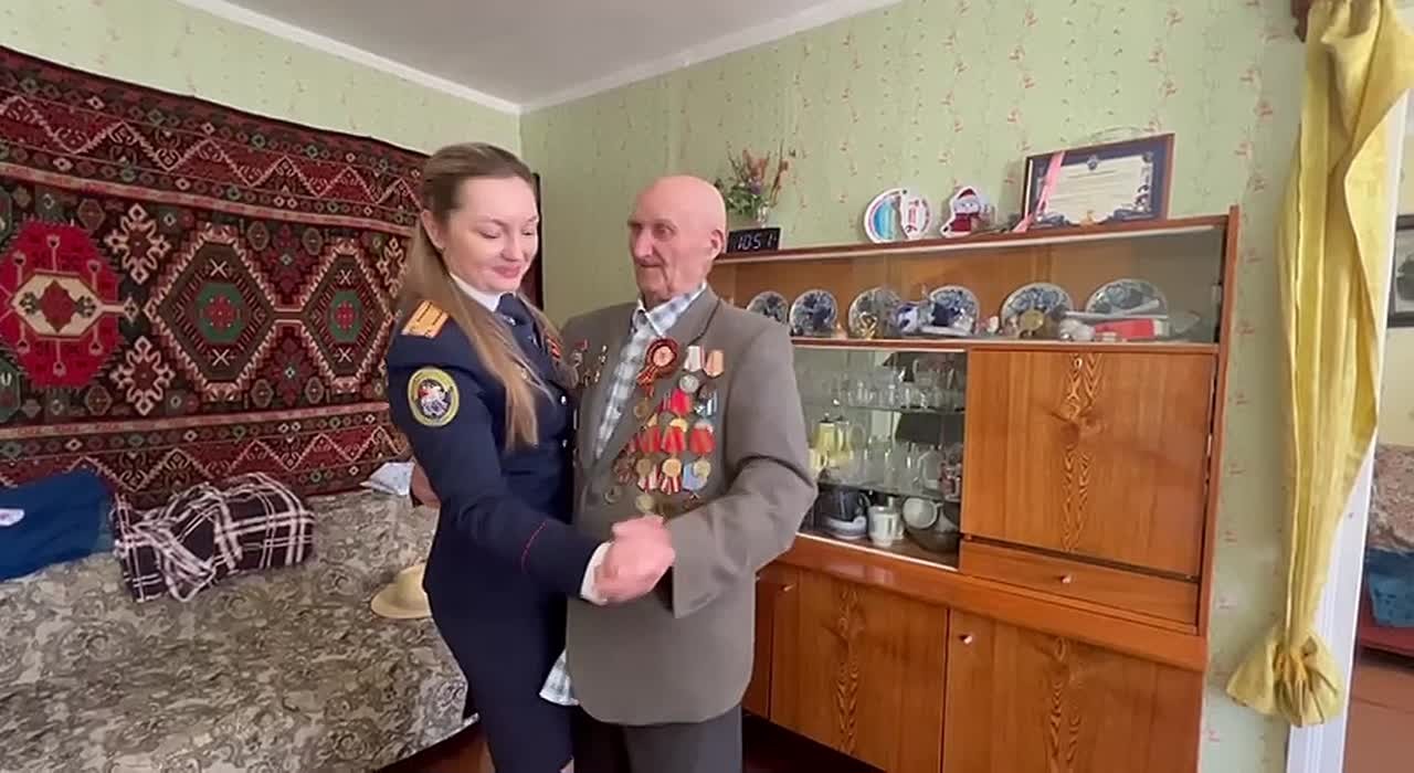 Сотрудники следственного отдела по городу Всеволожску поздравили 98-летнего ветерана Владимира Ивановича Чижова с Днём Победы