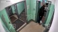 Неадекватный курьер напал на клиента в подъезде на проспекте Энтузиастов