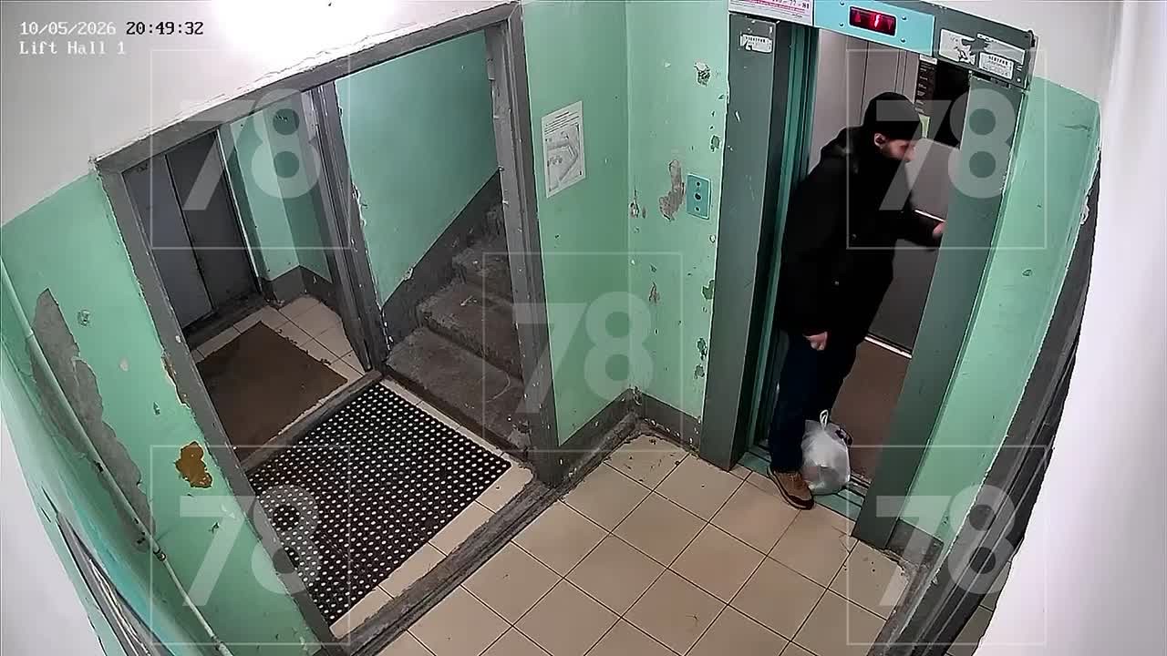 Неадекватный курьер напал на клиента в подъезде на проспекте Энтузиастов