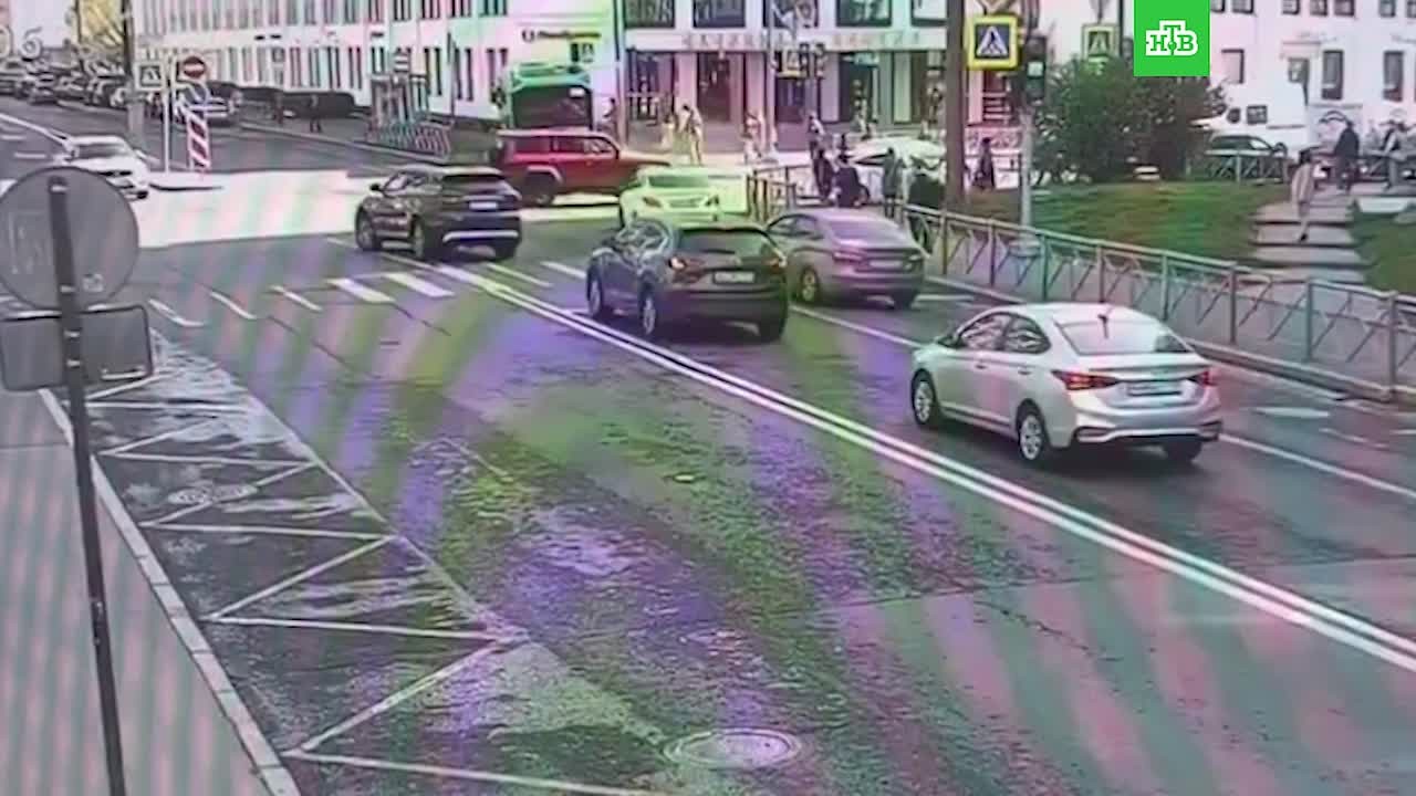 Лазурный автобус врезался в крыльцо здания на улице Моисеенко, 22. В районе 9 часов утра машина 19-го маршрута потеряла управление и выехала на тротуар. По предварительным данным, водителю стало плохо за рулем. Он...