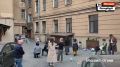 Во дворе на углу Мойки и Волынского переулка работники Музея печати репетируют Ночь музеев