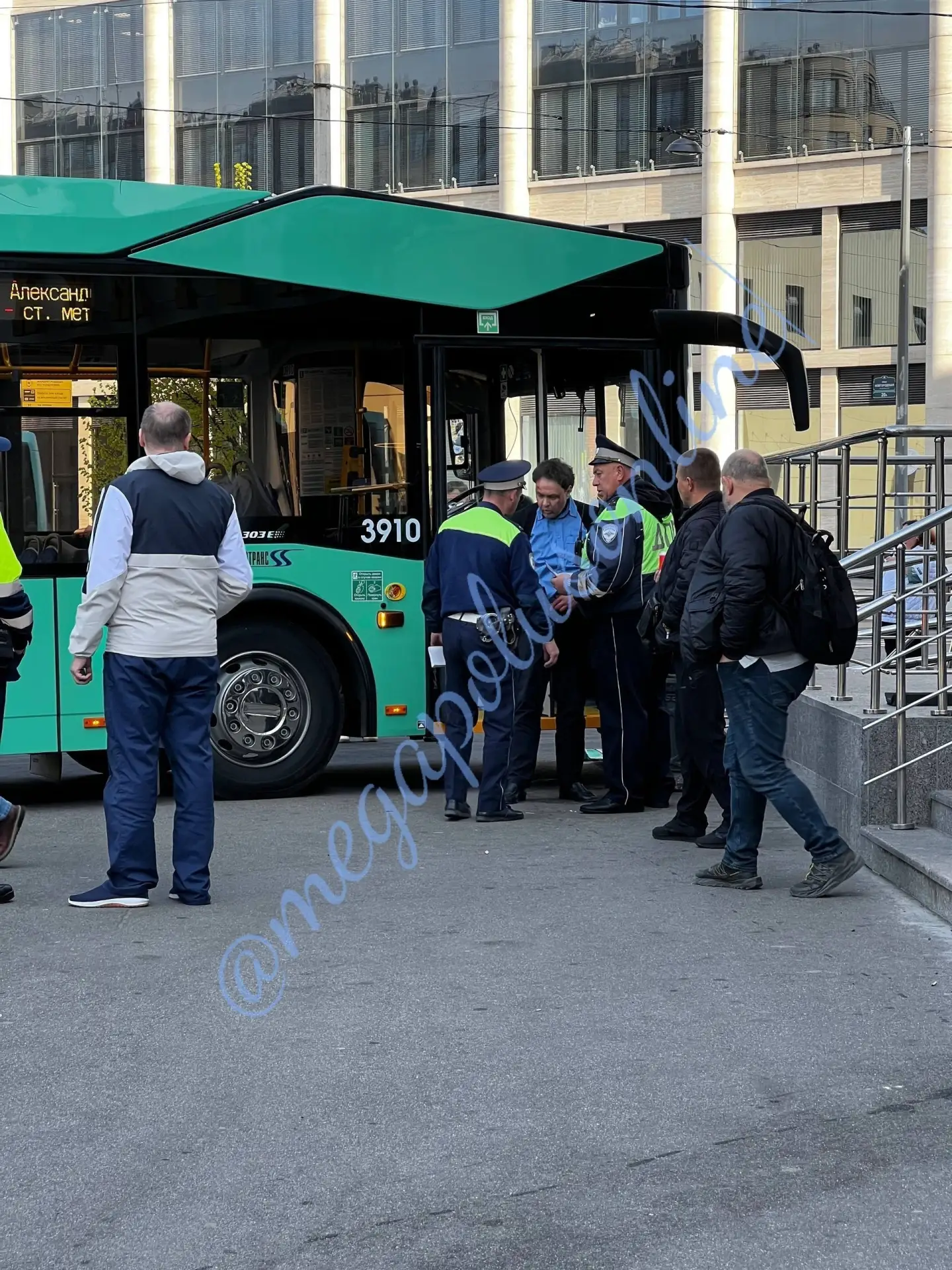 Лазурный автобус врезался в крыльцо здания на улице Моисеенко, 22. В районе 9 часов утра машина 19-го маршрута потеряла управление и выехала на тротуар. По предварительным данным, водителю стало плохо за рулем. Он... Лазурный автобус врезался в крыльцо здания на улице Моисеенко, 22. В районе 9 часов утра машина 19-го маршрута потеряла управление и выехала на тротуар. По предварительным данным, водителю стало плохо за рулем. Он...