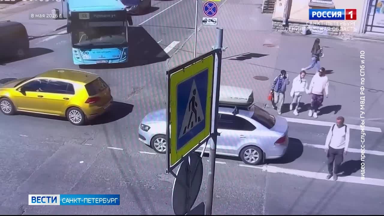 На улице Моисеенко автобус врезался в ограждение и выехал на тротуар