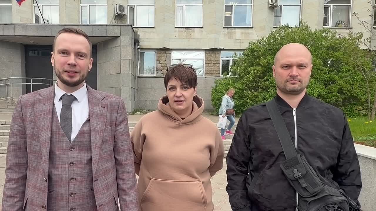 Видео с места событий.. Только что в Приморском районном суде Санкт-Петербурга закончилось судебное заседание по иску «КатиВали» к военкору Роману Сапонькову