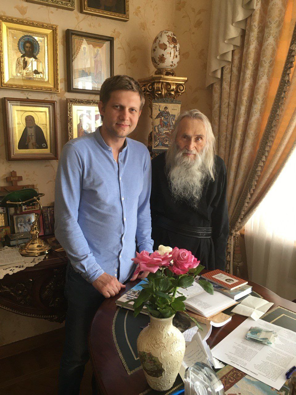Застряв недавно в больнице, перечитал книгу о старце Илии - когда-то, наверно, больше 20 лет назад, это была одна из первых книжек духовной литературы, что оказалось у меня в руках Застряв недавно в больнице, перечитал книгу о старце Илии - когда-то, наверно, больше 20 лет назад, это была одна из первых книжек духовной литературы, что оказалось у меня в руках